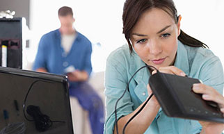 mujer instalando equipo